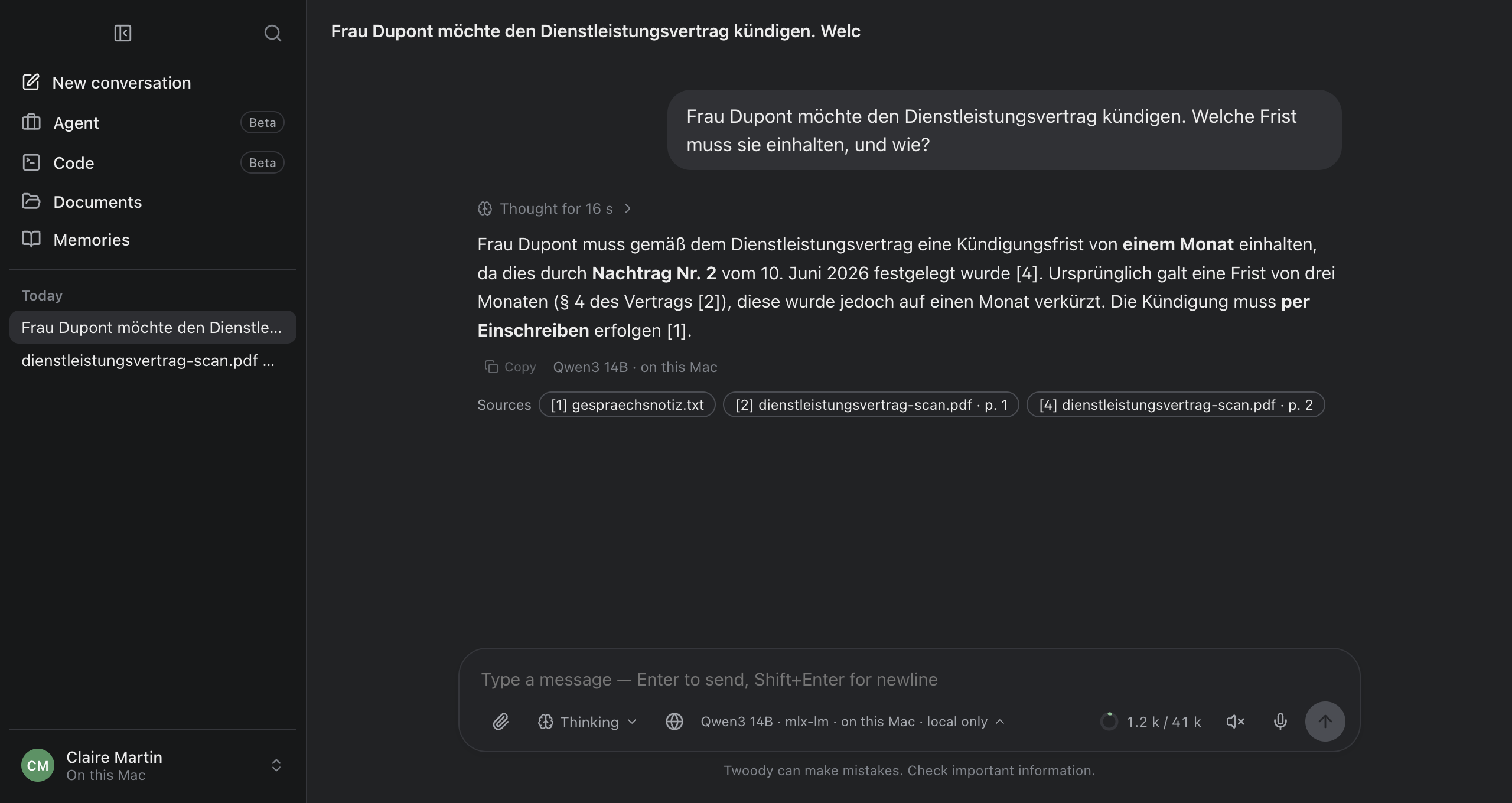 Twoody auf einem Mac, Oberfläche auf Englisch. Frage: „Frau Dupont möchte den Dienstleistungsvertrag kündigen. Welche Frist muss sie einhalten, und wie?“ Antwort: seit Nachtrag Nr. 2 eine Frist von einem Monat statt der ursprünglichen drei Monate, die Kündigung per Einschreiben. Quellen: gespraechsnotiz.txt und dienstleistungsvertrag-scan.pdf, Seiten 1 und 2.