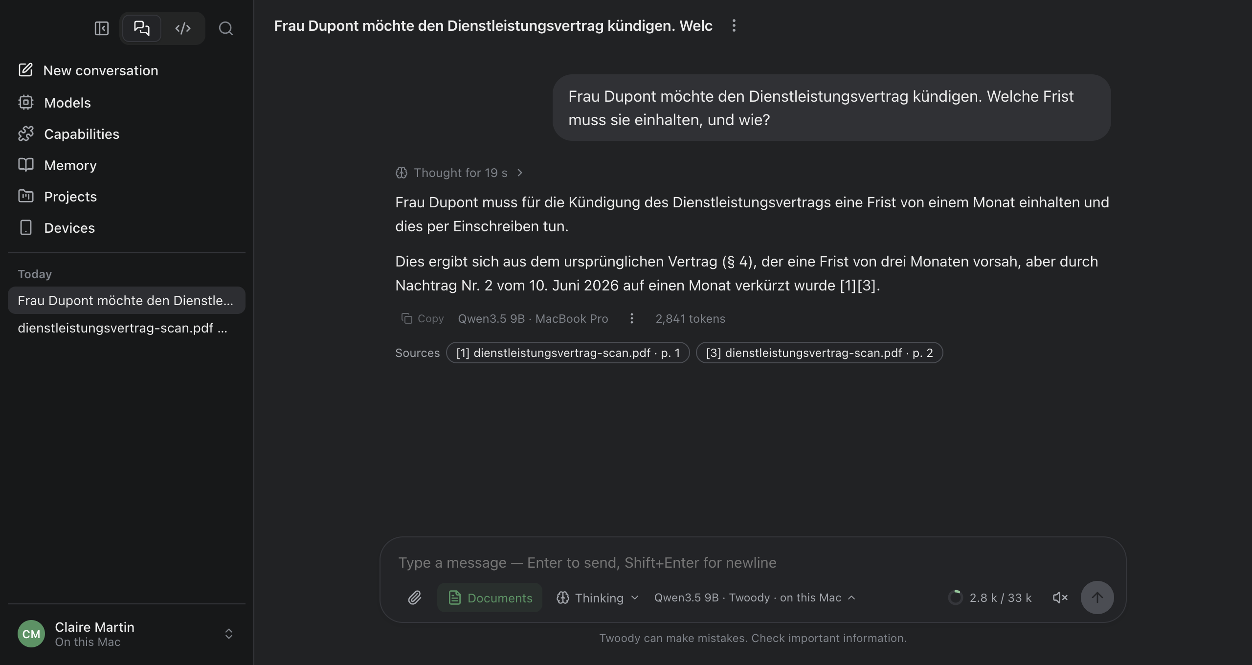 Twoody auf einem Mac, Oberfläche auf Englisch. Frage: „Frau Dupont möchte den Dienstleistungsvertrag kündigen. Welche Frist muss sie einhalten, und wie?“ Antwort: seit Nachtrag Nr. 2 eine Frist von einem Monat statt der ursprünglichen drei Monate, die Kündigung per Einschreiben. Quellen: dienstleistungsvertrag-scan.pdf, Seiten 1 und 2.