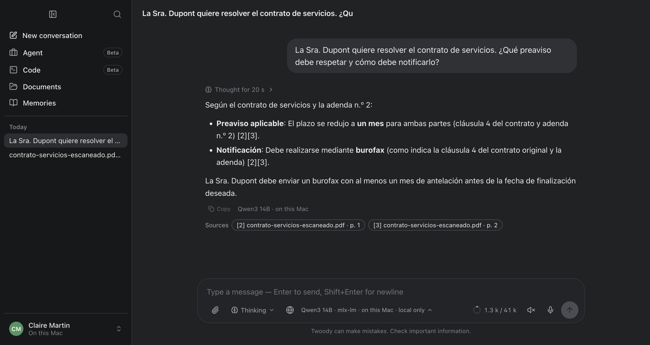 Twoody en un Mac, con la interfaz en inglés. Pregunta: «La Sra. Dupont quiere resolver el contrato de servicios. ¿Qué preaviso debe respetar y cómo debe notificarlo?». Respuesta: un mes de preaviso para ambas partes desde la adenda n.º 2, notificado por burofax. Fuentes: contrato-servicios-escaneado.pdf, páginas 1 y 2.