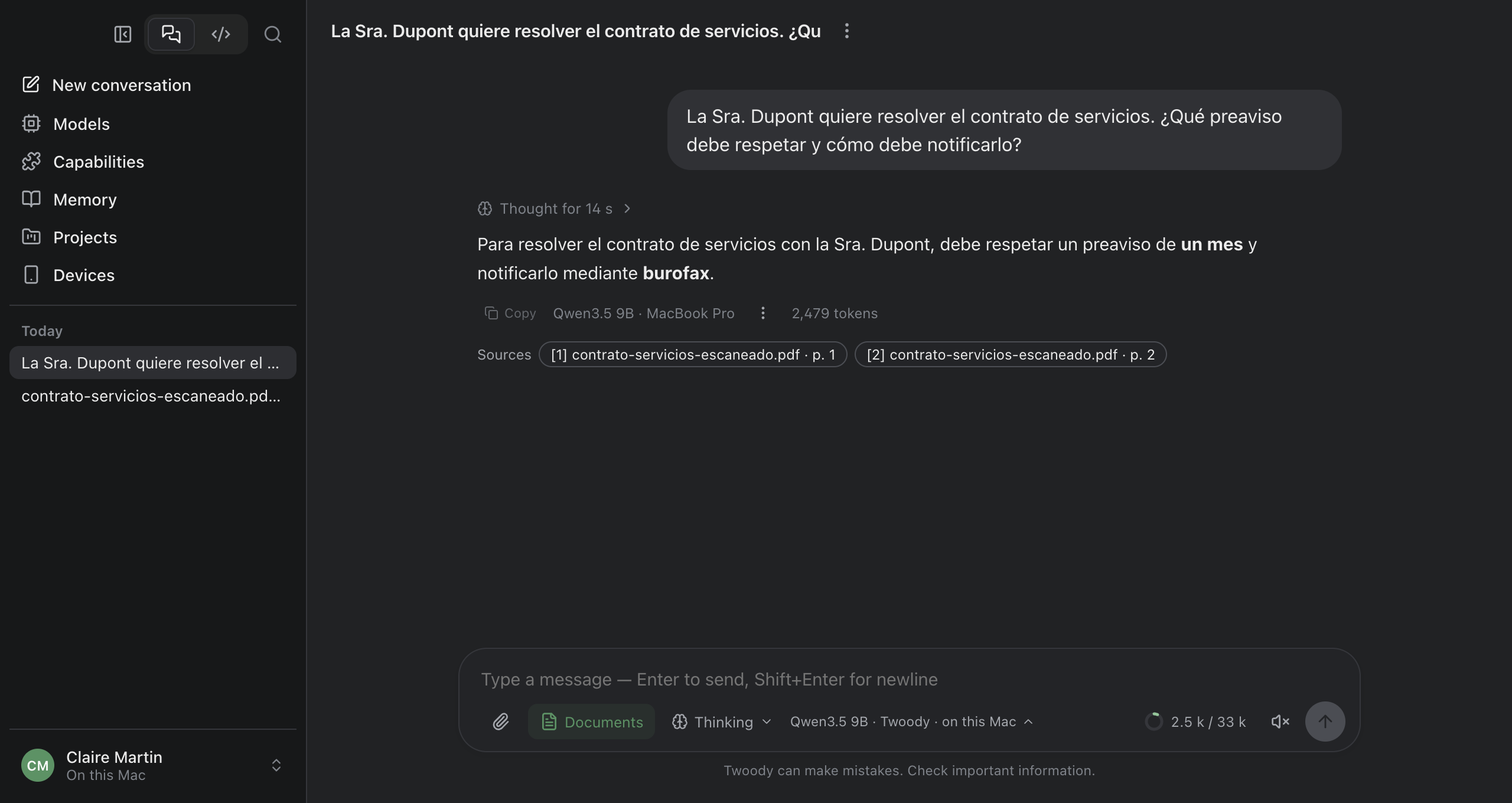 Twoody en un Mac, con la interfaz en inglés. Pregunta: «La Sra. Dupont quiere resolver el contrato de servicios. ¿Qué preaviso debe respetar y cómo debe notificarlo?». Respuesta: un mes de preaviso para ambas partes desde la adenda n.º 2, notificado por burofax. Fuentes: contrato-servicios-escaneado.pdf, páginas 1 y 2.