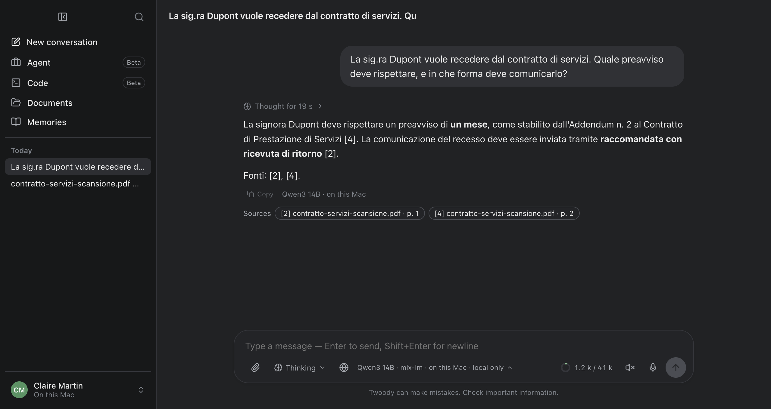 Twoody su un Mac, con l'interfaccia in inglese. Domanda: «La sig.ra Dupont vuole recedere dal contratto di servizi. Quale preavviso deve rispettare, e in che forma deve comunicarlo?» Risposta: un mese di preavviso dall'addendum n. 2, da comunicare con raccomandata con ricevuta di ritorno. Fonti: contratto-servizi-scansione.pdf, pagine 1 e 2.
