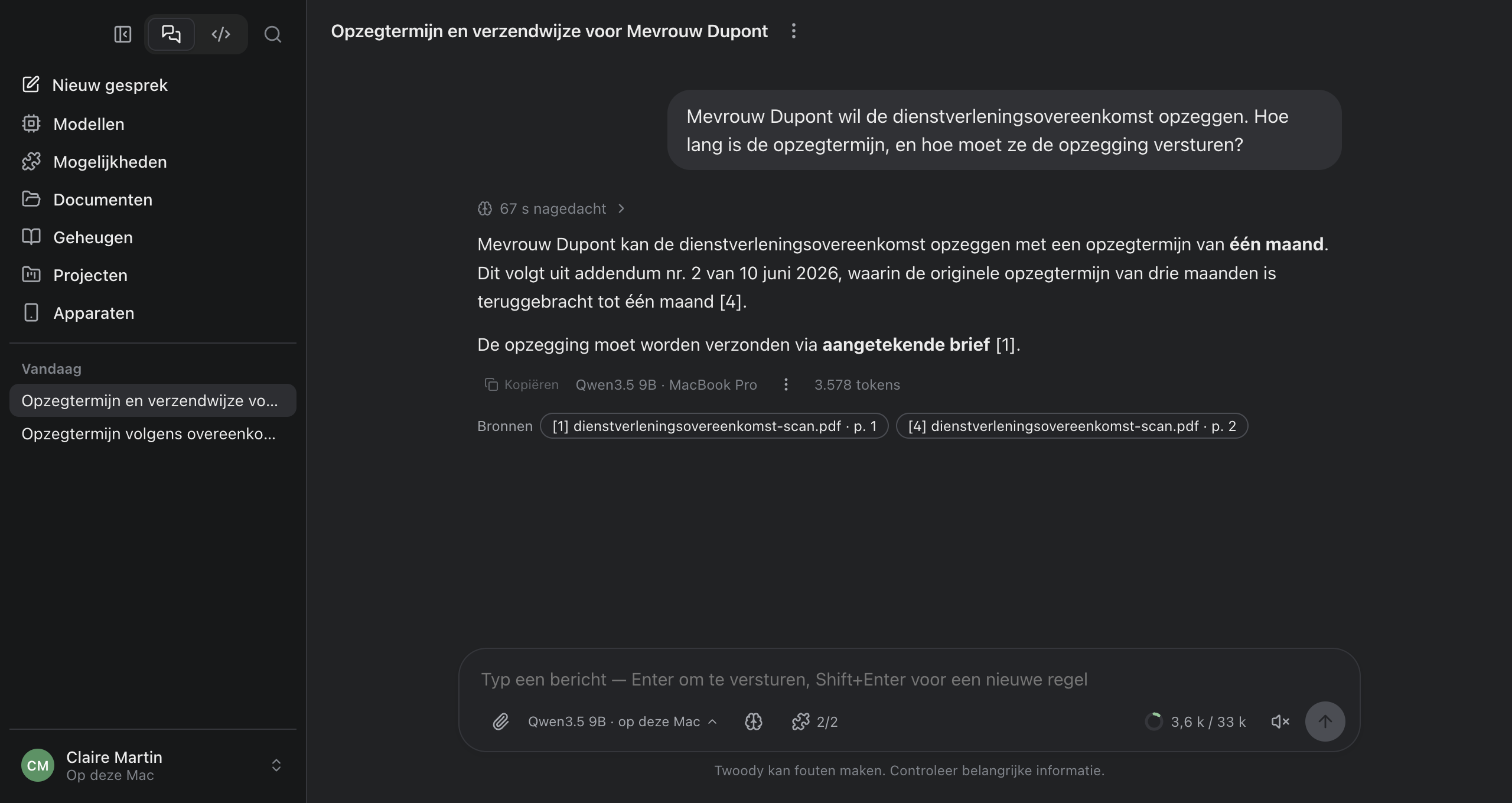 Twoody op een Mac. Vraag: “Mevrouw Dupont wil de dienstverleningsovereenkomst opzeggen. Hoe lang is de opzegtermijn, en hoe moet ze de opzegging versturen?” Antwoord: sinds addendum nr. 2 van 10 juni 2026 een opzegtermijn van één maand in plaats van drie, te versturen per aangetekende brief. Bronnen: dienstverleningsovereenkomst-scan.pdf, pagina's 1 en 2.