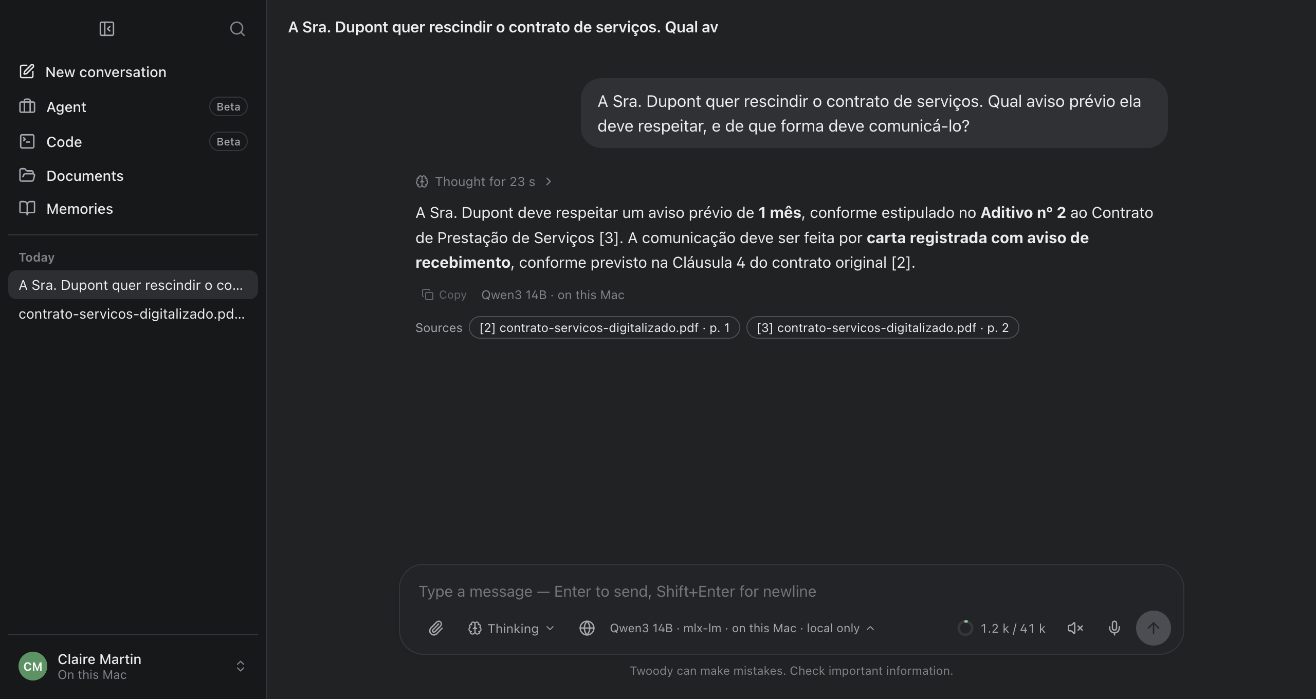 O Twoody em um Mac, com a interface em inglês. Pergunta: “A Sra. Dupont quer rescindir o contrato de serviços. Qual aviso prévio ela deve respeitar, e de que forma deve comunicá-lo?” Resposta: aviso prévio de um mês desde o Aditivo nº 2, por carta registrada com aviso de recebimento. Fontes: contrato-servicos-digitalizado.pdf, páginas 1 e 2.