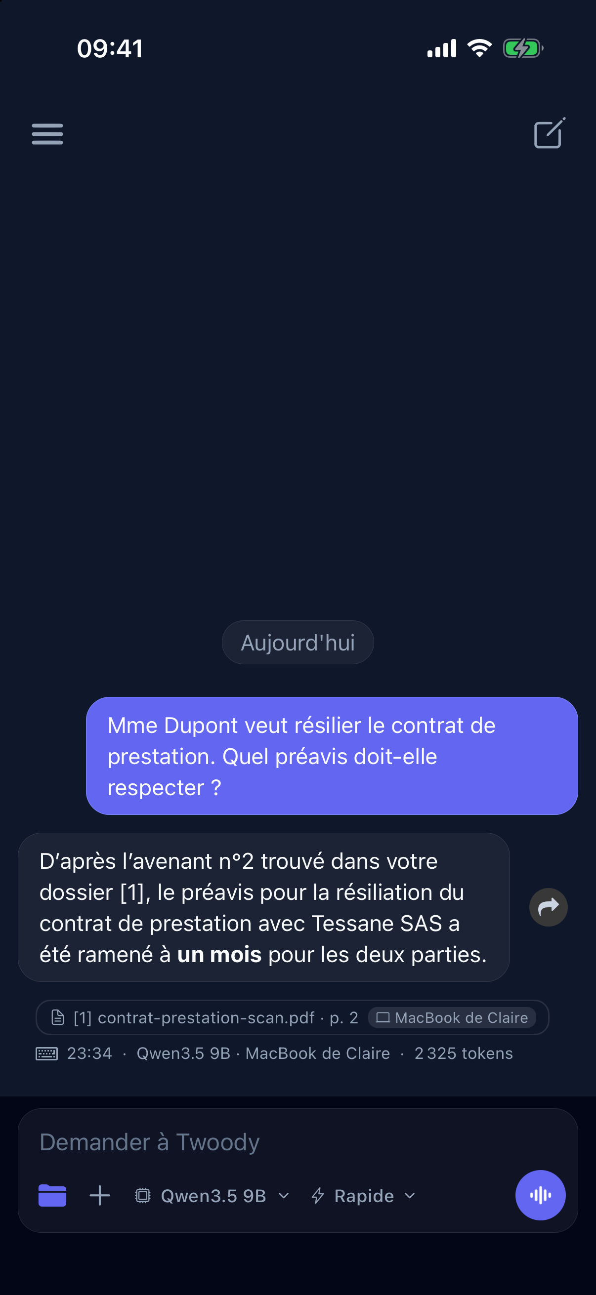L'app iPhone de Twoody, en français&nbsp;: la question «&nbsp;Mme Dupont veut résilier le contrat de prestation. Quel préavis doit-elle respecter&nbsp;?&nbsp;» et la réponse de Qwen3.5 9B, qui tourne sur «&nbsp;MacBook de Claire&nbsp;»&nbsp;: un mois depuis l'avenant n° 2, avec sa source, contrat-prestation-scan.pdf page 2.