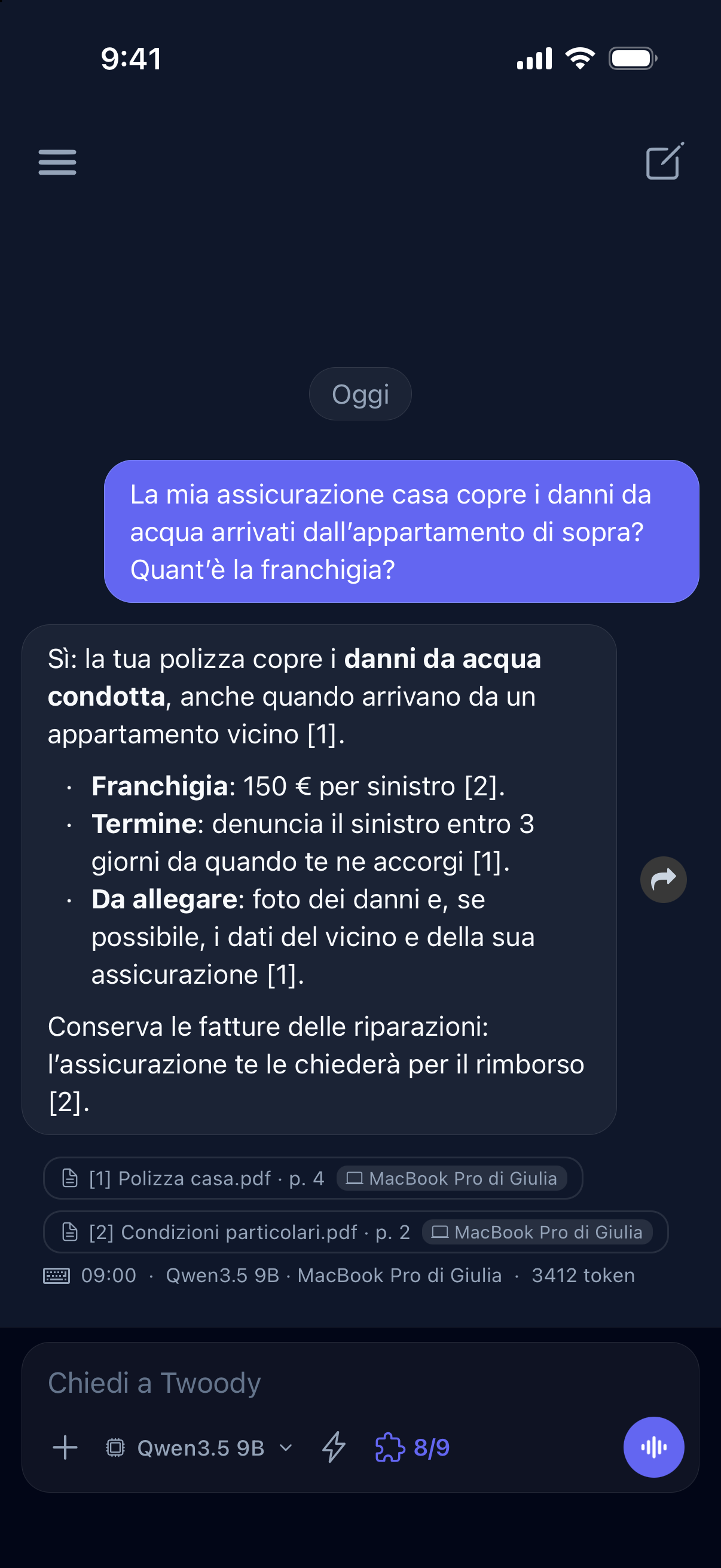 L'app di Twoody per iPhone: la domanda «La mia assicurazione casa copre i danni da acqua arrivati dall’appartamento di sopra? Quant’è la franchigia?» e la risposta del MacBook Pro di Giulia, con Qwen3.5 9B: sì, con una franchigia di 150 €, da denunciare entro 3 giorni, citando Polizza casa.pdf, pagina 4, e Condizioni particolari.pdf, pagina 2.