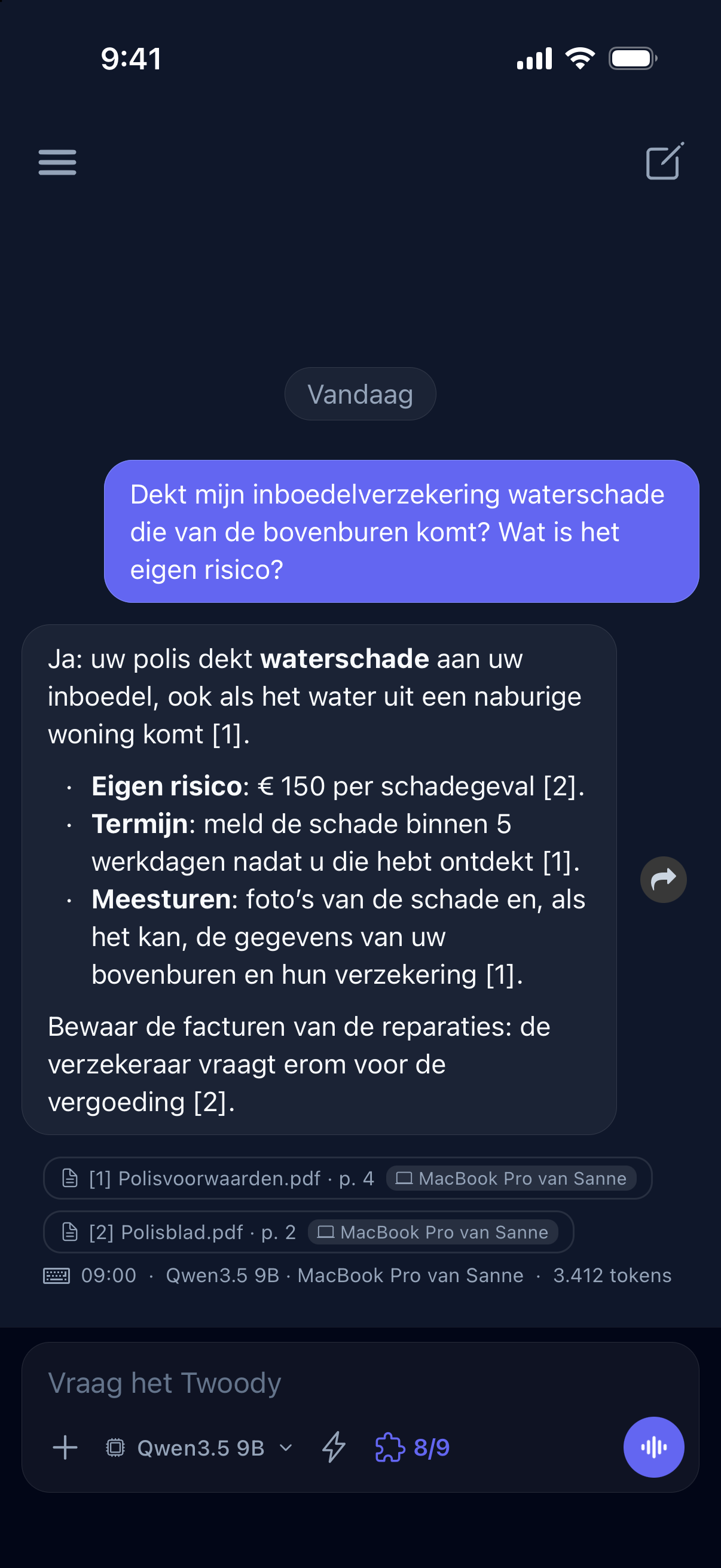 De iPhone-app van Twoody: de vraag “Dekt mijn inboedelverzekering waterschade die van de bovenburen komt? Wat is het eigen risico?” en het antwoord van de MacBook Pro van Sanne, met Qwen3.5 9B: ja, met € 150 eigen risico, te melden binnen 5 werkdagen, met de bronnen Polisvoorwaarden.pdf, pagina 4, en Polisblad.pdf, pagina 2.